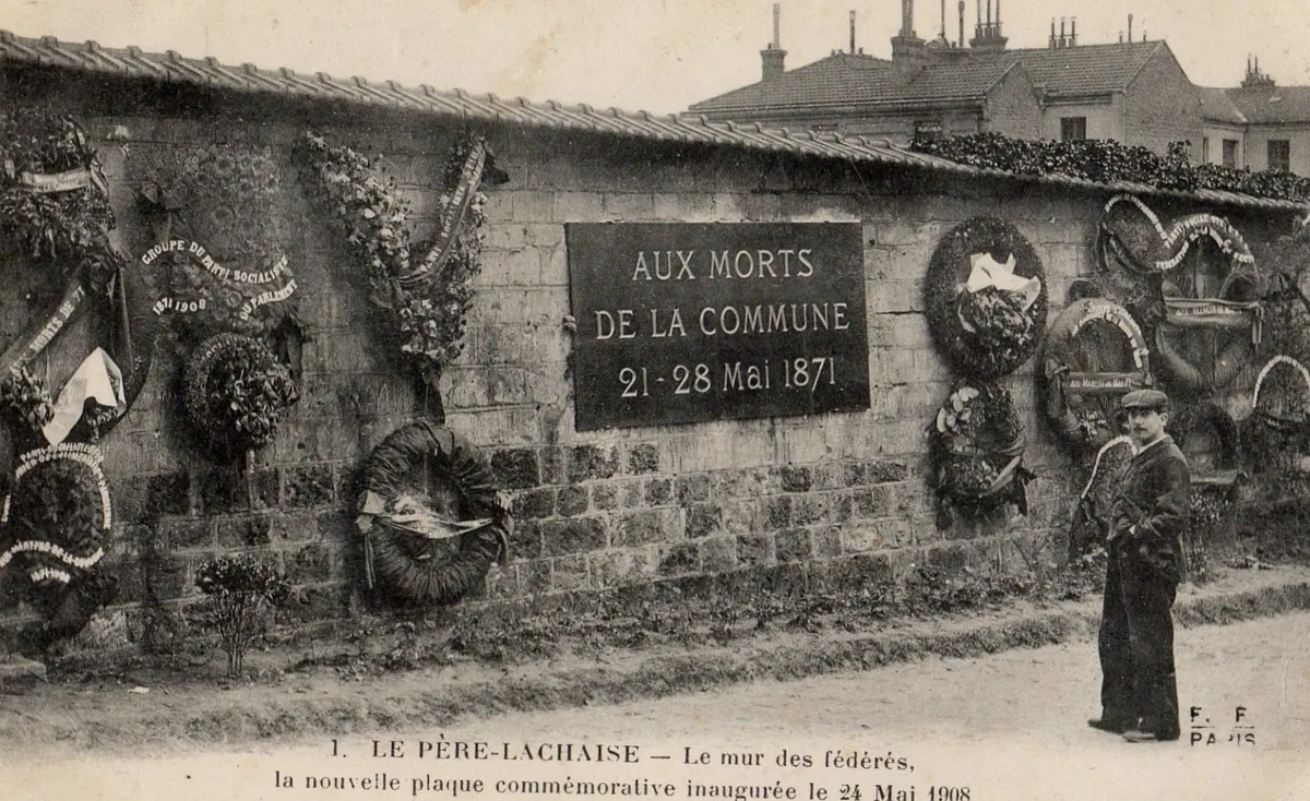 The wall of the Fédérés, in Père Lachaise cemetery, 1908